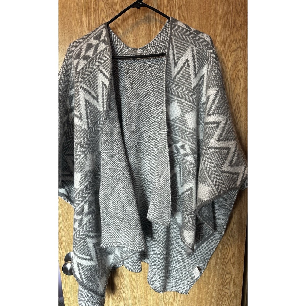 Charlotte Russe Womens S/M Gray And White Poncho Sweater Open Front Soft Casual